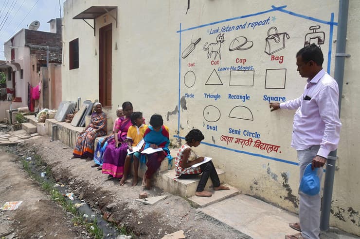 הודו קורונה לומדים על קירות כפר