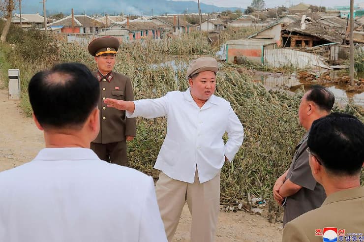 צפון קוריאה קים ג'ונג און מבקר באזור שנפגע בסופת טייפון