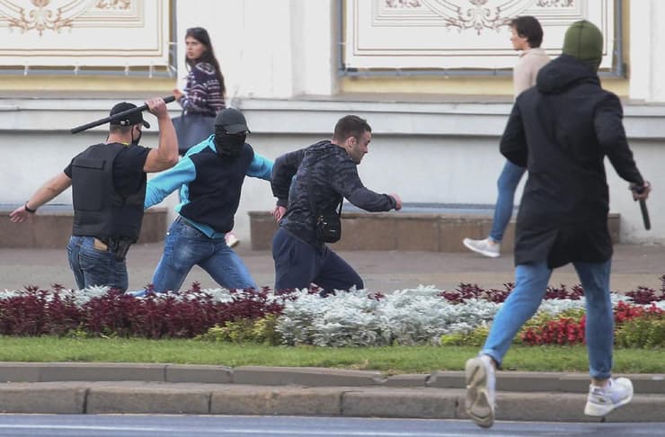 שוטרים סמויים עם אלות תוקפים מפגינים ב מינסק בלארוס ב-6 בספטמבר