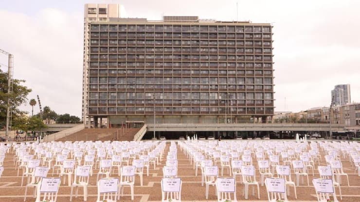מיצג 1000 כיסאות לציון 1000 נפטרים מנגיף הקורונה
