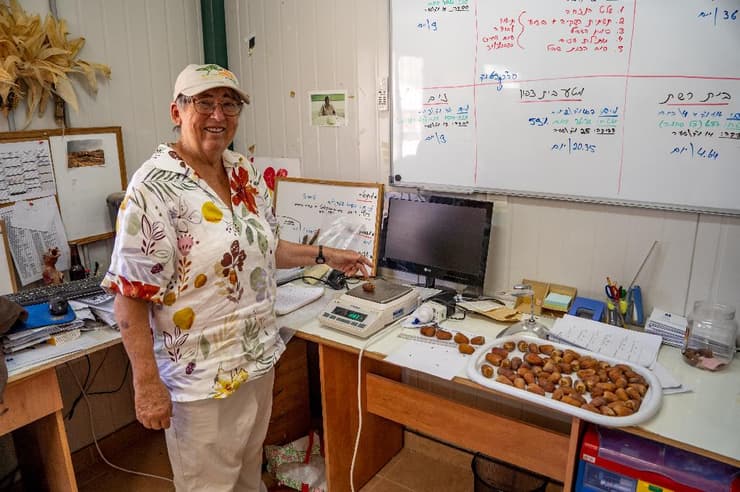 ד"ר איליין סולווי עם הפירות במעבדה