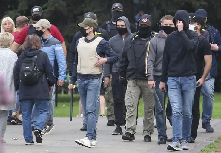 שוטרים סמויים עם אלות תוקפים מפגינים ב מינסק בלארוס ב-6 בספטמבר