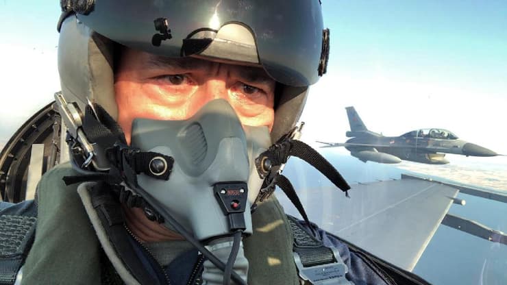 שר ההגנה של טורקיה הולוסי אקאר ב מטוס F16 ביקור בבסיס צבאי