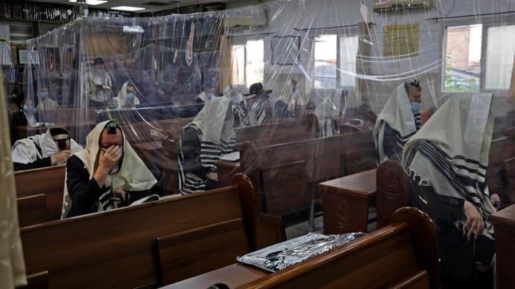 חברי כנסת ורבנים חרדים לוחצים לפתוח את בתי הכנסת, כדי למנוע מצב של פתיחה פיראטית