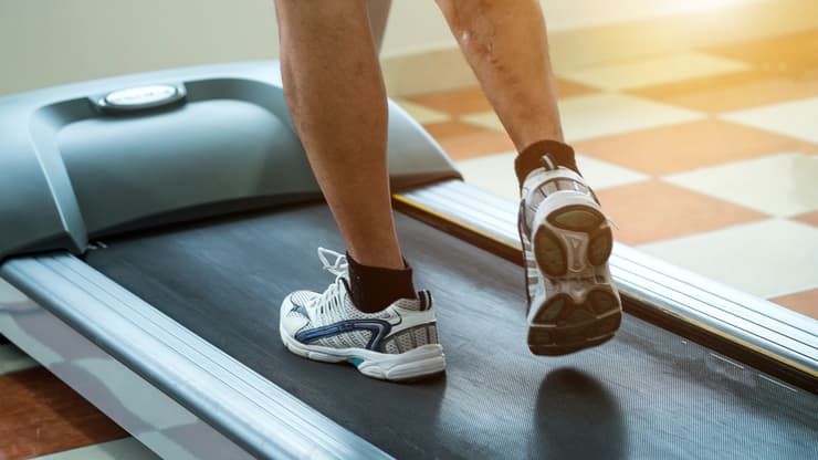 אין איסור גורף על אימוני כושר, אבל מומלץ להימנע מפעילות אינטנסיבית ביום החיסון (צילום: Shutterstock) ריצה על הליכון להתאמת הנעל