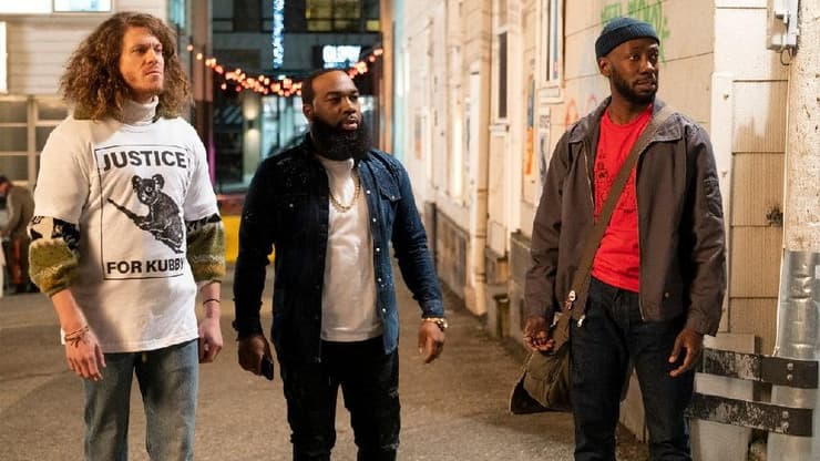 קלישאות לצד שנינויות. מתוך Woke מתוך Woke