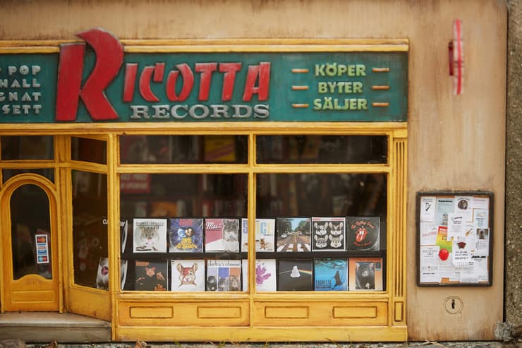 שבדיה העיר לונד יצירות של קבוצת Anonymouse חנות תקליטים ריקוטה רקורדס