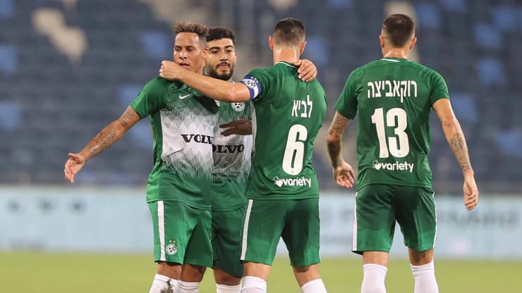 צ'ארון שרי חוגג עם החברים