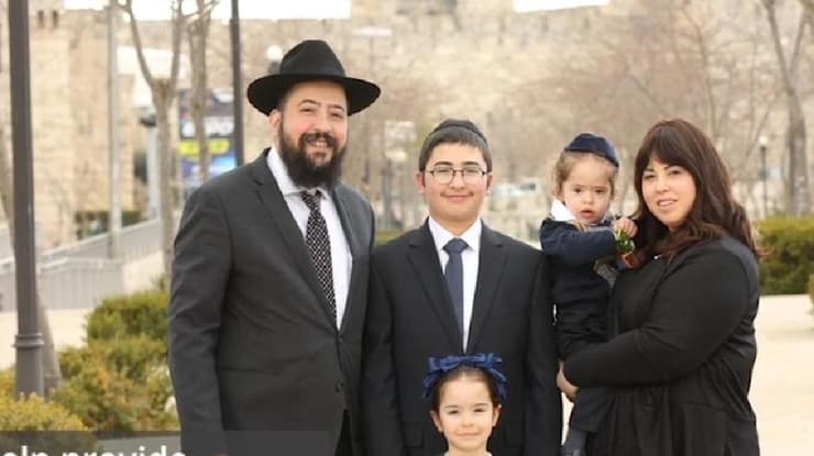 הרב מענדי כהן עם המשפחה (צילום: מדאסיס ) הרב מענדי כהן אוקראינה