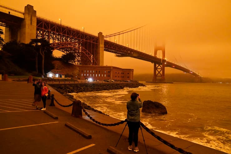 שמיים כתומים ב גשר שער הזהב ב סן פרנסיסקו קליפורניה ארה"ב עקב עשן ה שריפה שריפות