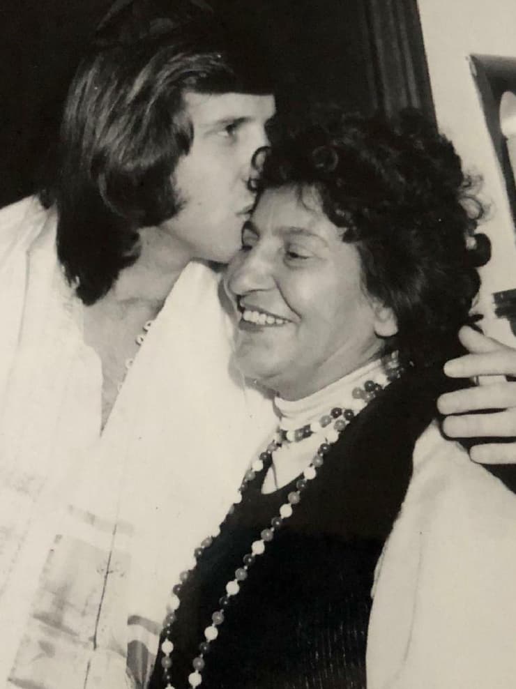 יגאל בשן עם אמו ציונה