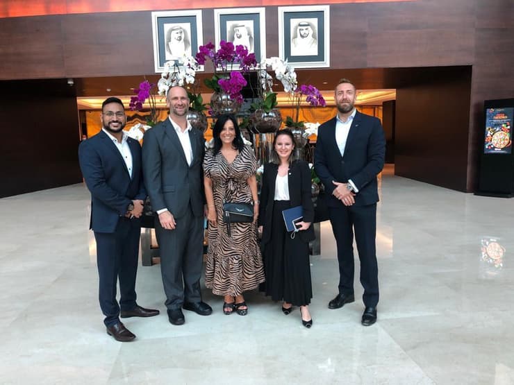במרכז: טלי יטיב עם מנהל מלון מריוט דובאי, מנכ"ל הרשת בדובאי ומנהלת המכירות במלון