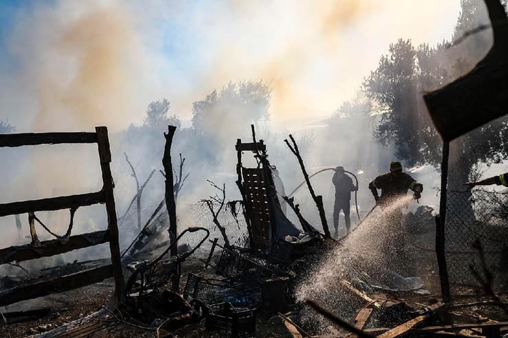 שריפה מחנה פליטים מוריה מבקשי מקלט לסבוס יוון