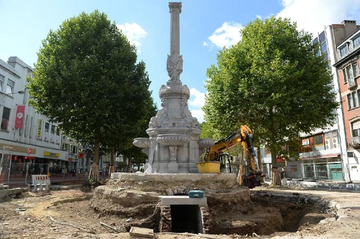 לב של ראש עיר לשעבר נמצא מתחת ל מזרקה בעיר ורבי ב בלגיה