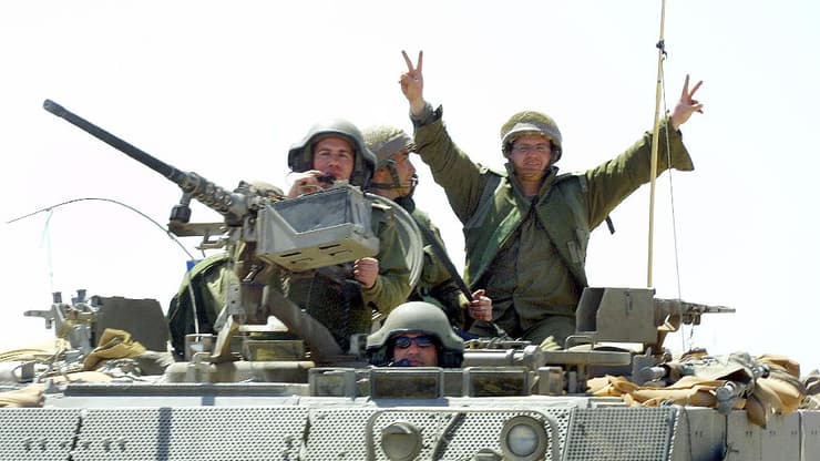 חיילים עוזבים את בית לחם בתום מבצע חומת מגן