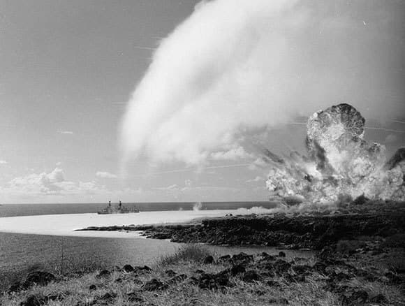 פיצוץ של 450 טונות TNT בניסוי צבאי אמריקאי, 1965. אפשר לראות את גל ההלם מתפשט על פני המים וענן התעבות באוויר