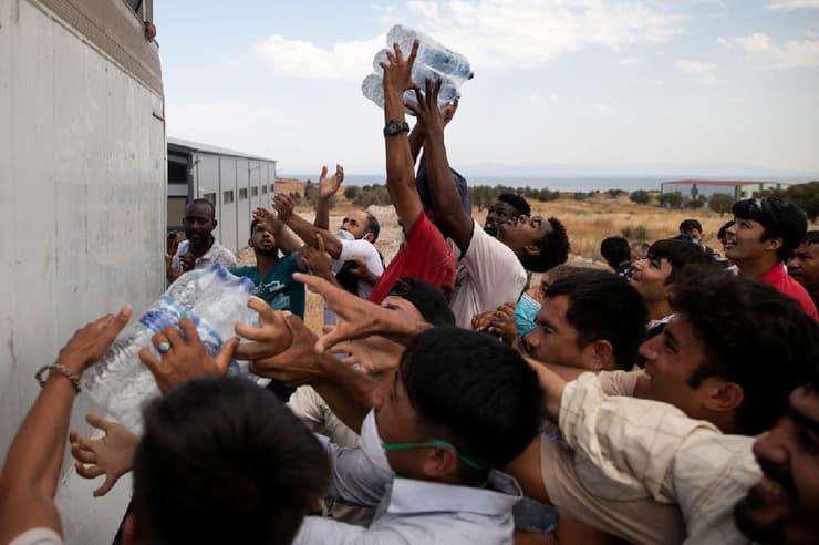 יוון מהגרים פליטים מבקשי מקלט מהגרים בתור ל מים ב אי לסבוס