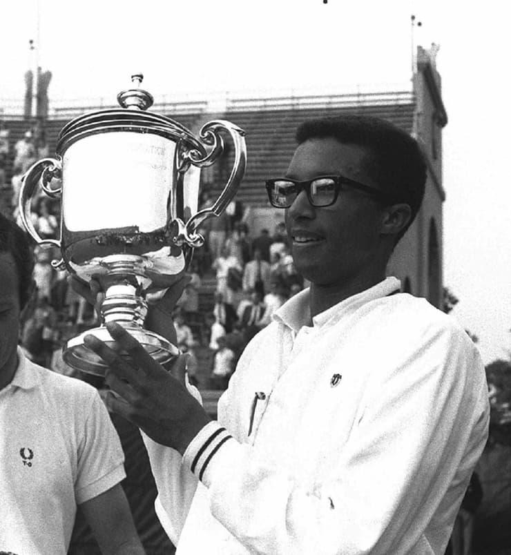 ארתור אש מניף את הגביע באליפות ארה"ב ב-1968