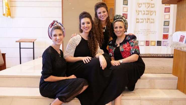 סליחות בבית הכנסת. בנות נתנאל - איילת, ספיר שליו וברית
