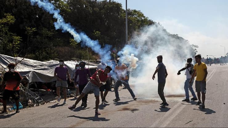 יוון גז מדמיע נגד מהגרים פליטים מבקשי מקלט מהגרים ב אי לסבוס מחנה מוריה
