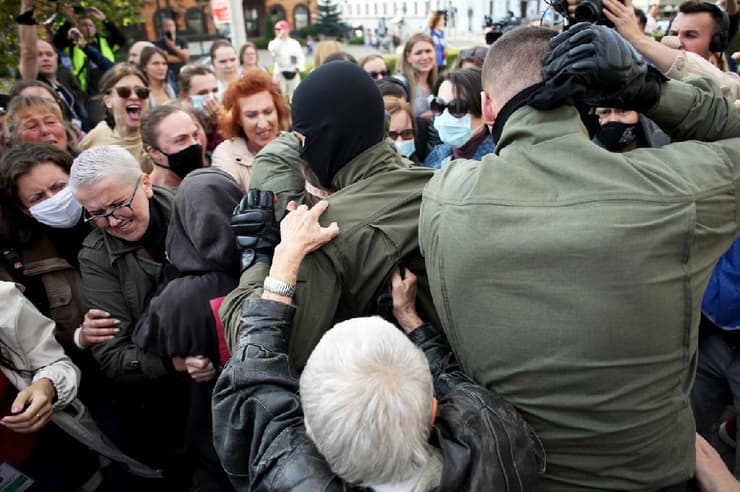 בלארוס מינסק הפגנה נשים נגד הרודן אלכסנדר לוקשנקו