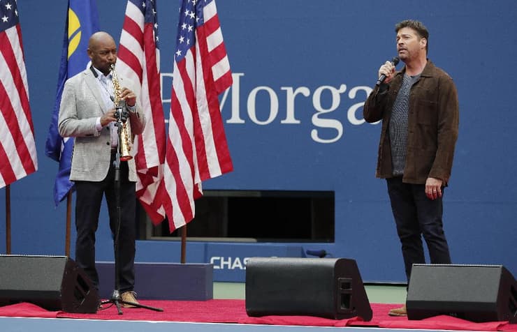 הזמר הארי קוניק ג'וניור שר את "אמריקה היפה" של ריי צ'ארלס