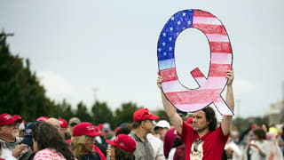 שלט של Q תנועת QAnon או Qanon ב עצרת של נשיא ארה"ב דונלד טראמפ פנסילבניה 2018