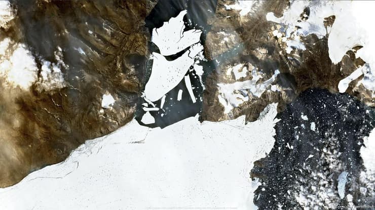 חלק מהקרחון הענק (בתחתית התמונה) והחתיכה שהתנתקה ממנו