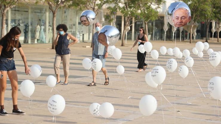 מיצג מחאת בלונים בתל אביב
