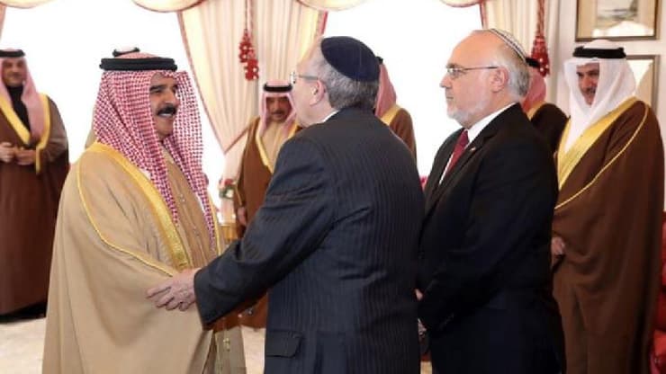 הרבנים הייר וקופר עם המלך חאמד בן עיסא אל ח'ליפה