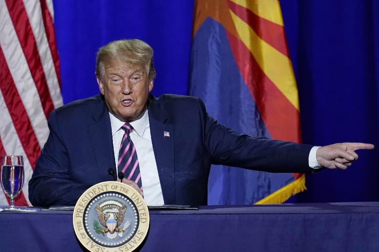 נשיא ארה"ב דונלד טראמפ ב אירוע בחירות עם לטינים ב פיניקס אריזונה