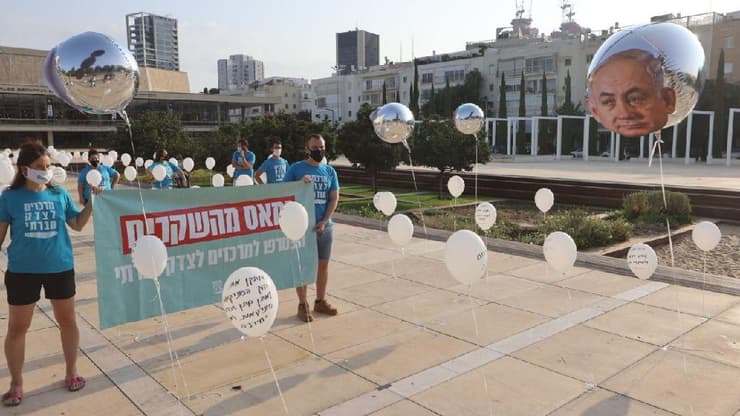 מיצג מחאת בלונים בתל אביב