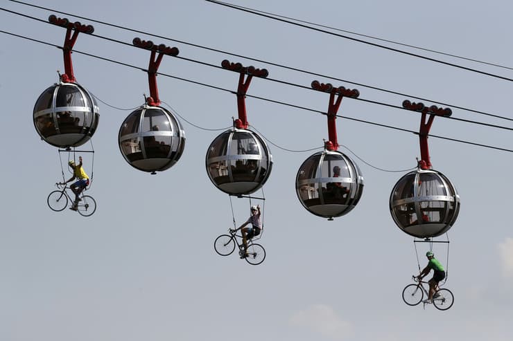 שחקנים שהתחפשו לרוכבים ועלו על רכבל שצפה על הטור