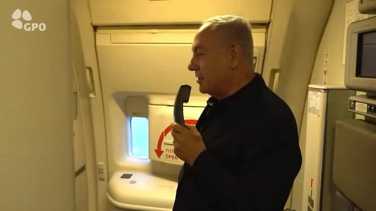 בנימין נתניהו מדבר מתוך הקוקפיט במטוס