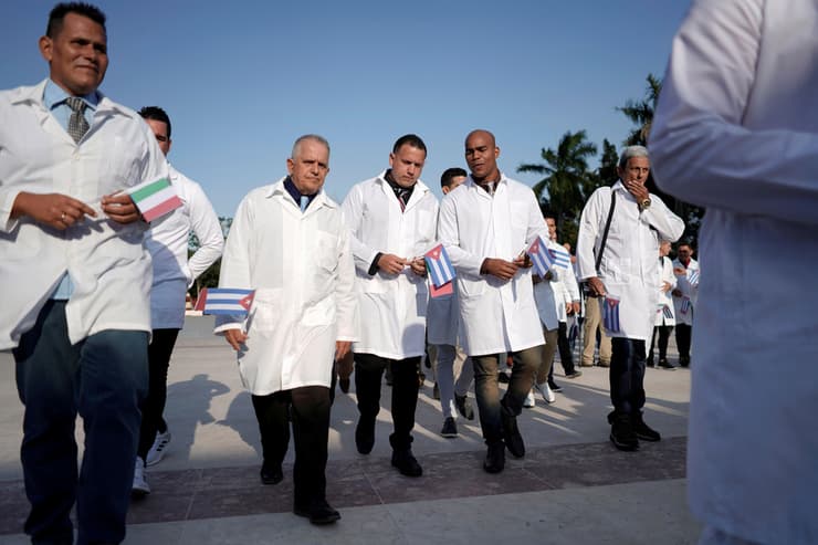 קובה רופאים צוותים רפואיים נלחמים בקורונה טקס לפני יציאה ל איטליה