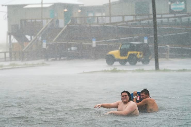 פלורידה סופה סופת הוריקן סאלי ארה"ב מתרחצים בחניון שהוצף