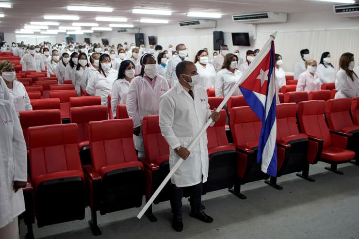 קובה רופאים צוותים רפואיים נלחמים בקורונה טקס לפני יציאה ל כווית