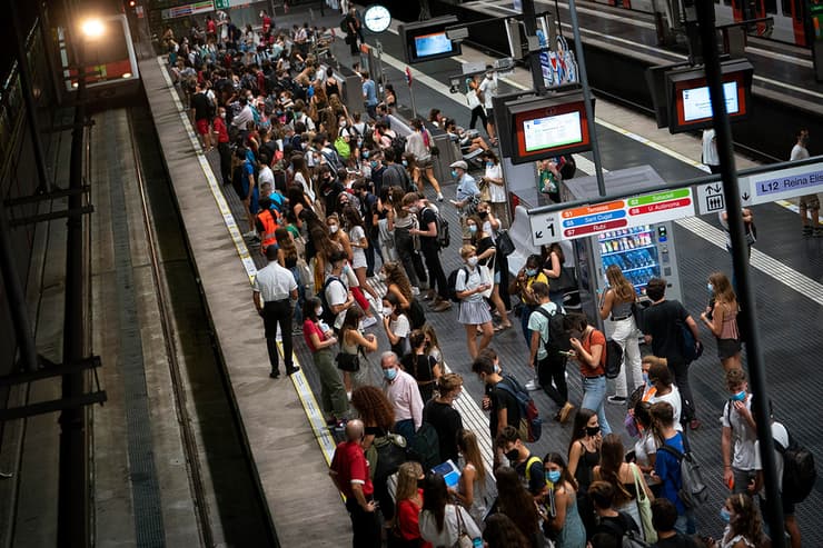 תחנת רכבת ב ברצלונה ספרד חשש מזינוק ב קורונה