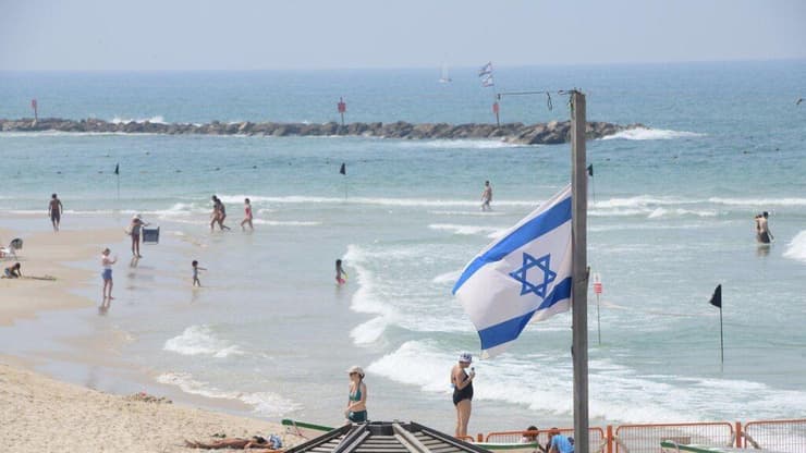 חוף הים בתל אביב לקראת הסגר