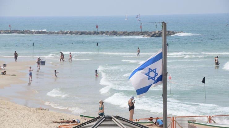 חוף הים בתל אביב לקראת הסגר