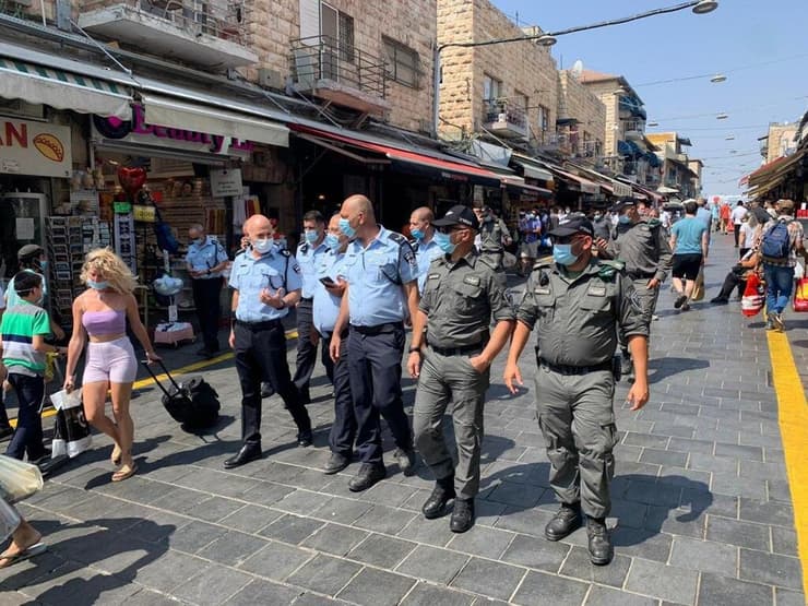 שוטרים בשוק מחנה יהודה בירושלים לקראת הסגר