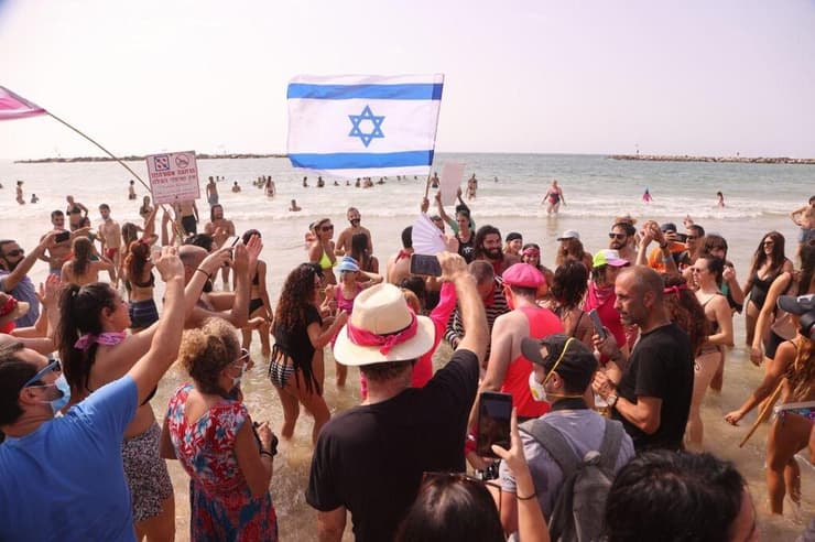 הפגנה נגד הסגר בחוף פרישמן