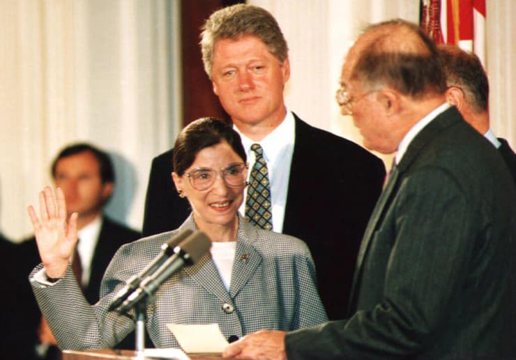 השבעת ה שופטת רות ביידר גינסבורג ל בית המשפט העליון של ארצות הברית ארה"ב