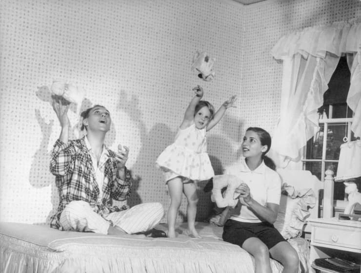 שופטת בית המשפט העליון שנפטרה רות ביידר גינסבורג עם בעלה מרטין ובתה ג'יין ב-1958