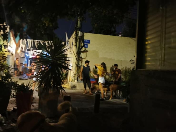 אנשים ללא מסכות בכרם התימנים בתל אביב