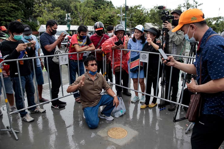 תאילנד בנגקוק ארמון המלך הפגנה מחאה מפגינים למען הדמוקרטיה