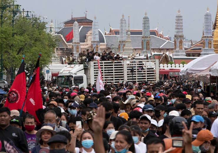 תאילנד בנגקוק ארמון המלך הפגנה מחאה מפגינים למען הדמוקרטיה