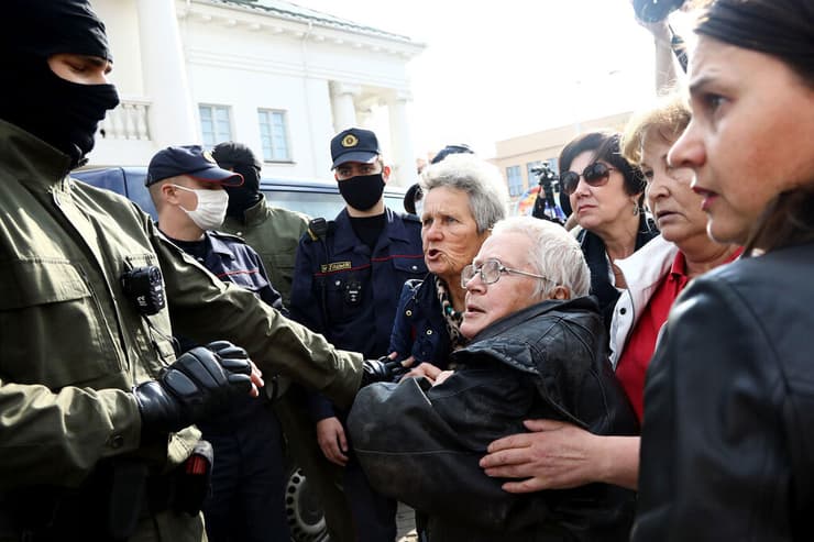 בלארוס מחאה נגד אלכסנדר לוקשנקו סבתא נינה בגינסקאיה ממובילות המחאה
