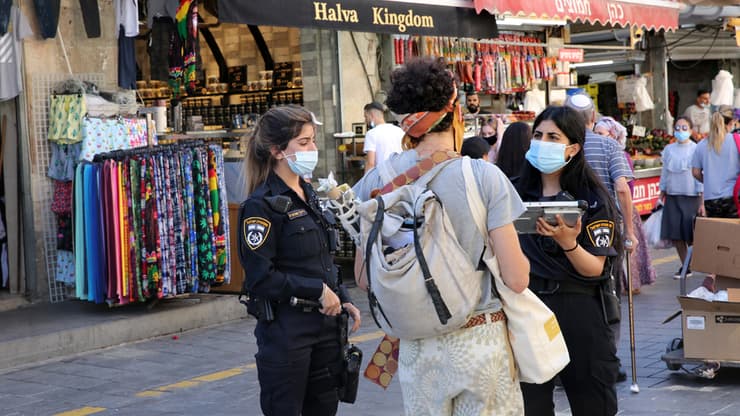 שוטרים אוכפים את ההנחיות בירושלים