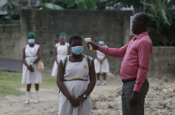 נגיף קורונה אפריקה בדיקת קורונה בבית ספר ב לאגוס ניגריה